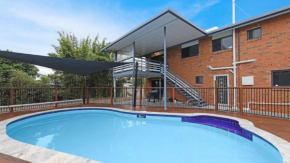 Dive Into This Family Holiday Home, Woorim